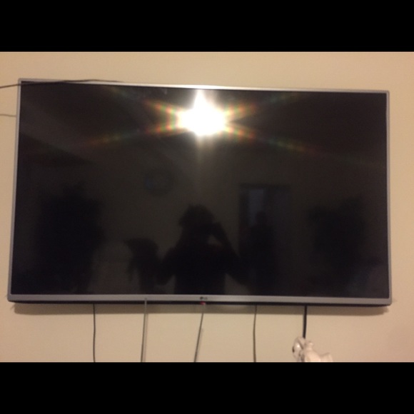 49” LED TV - Picture 1 of 3